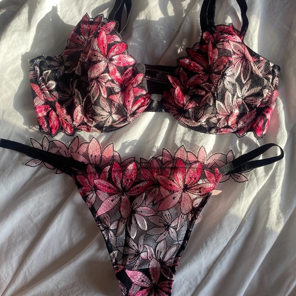 Victoria Secret Set!🌸 All Brand NEW never worn - Picture 1 of 2